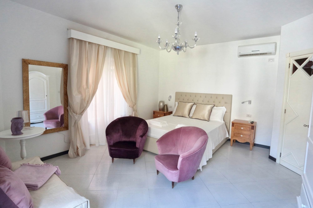 Apartment mit 2 Schlafzimmern im Zentrum von Taormina: Zimmer mit Samtsesseln