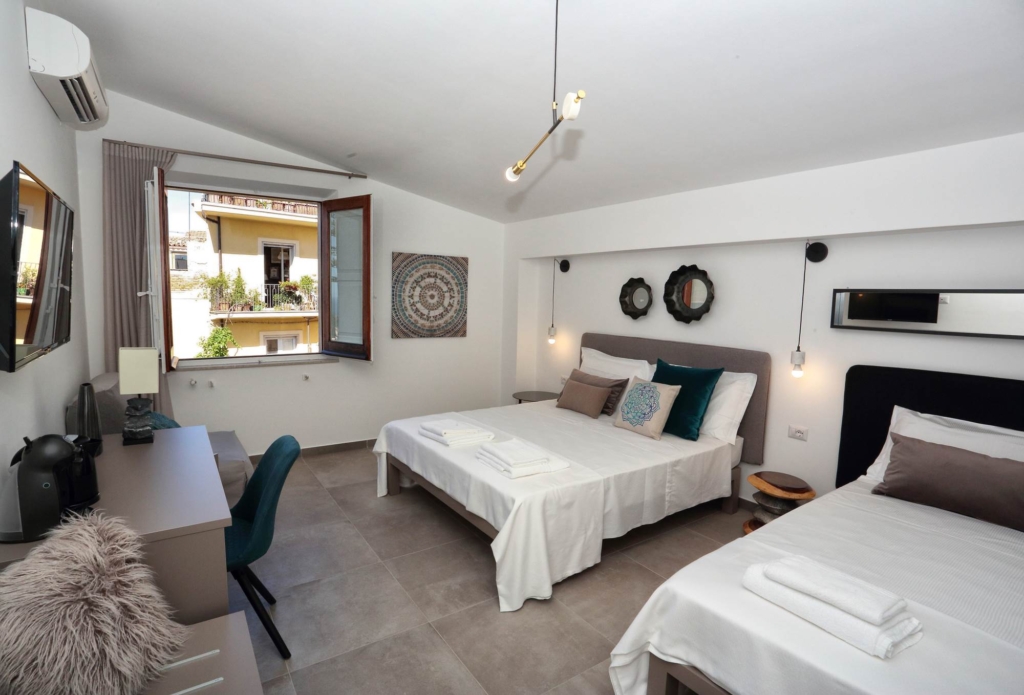 Dreibettzimmer im Zentrum von Taormina mit teilweisem Ätnablick