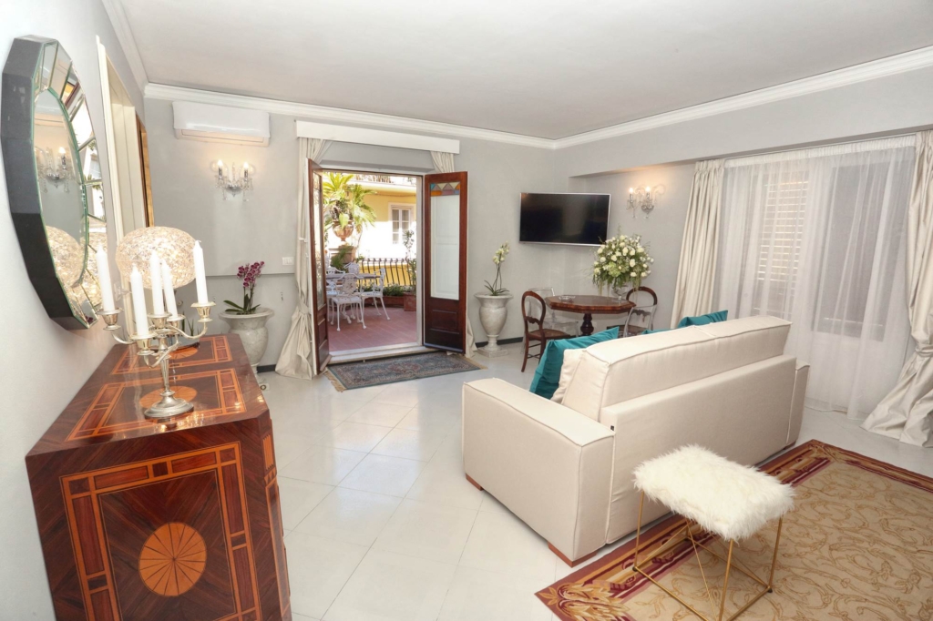 Wohnbereich der Suite mit Fenstertür zur Terrasse
