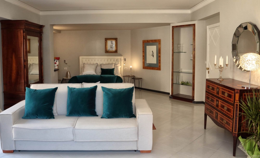 Ambiente unico della Suite con divano e letto matrimoniale
