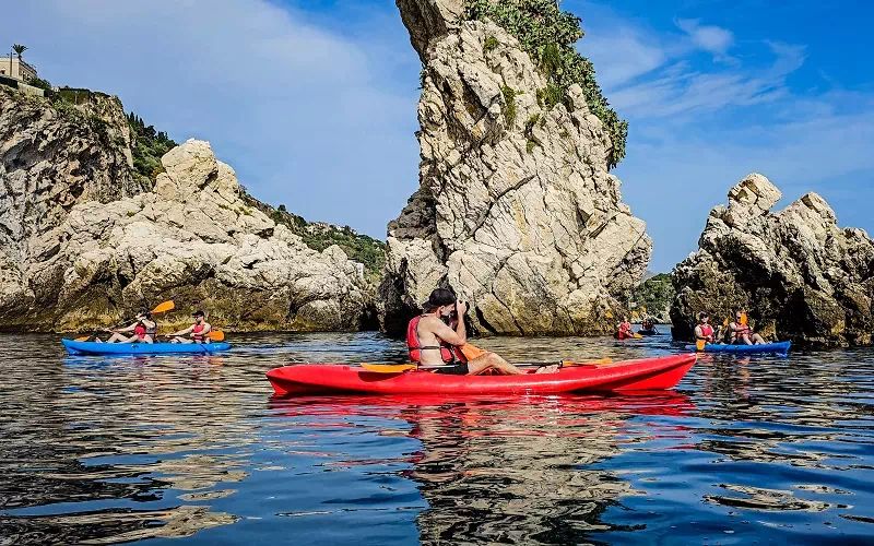 Kayak lungo la costa di Taormina